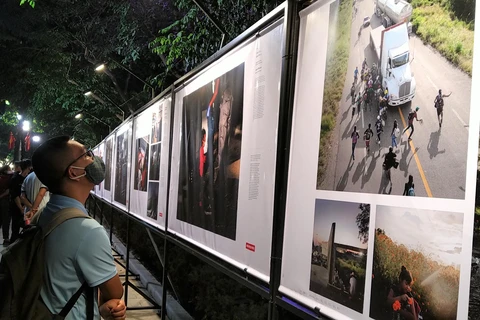 Triển lãm thu hút sự quan tâm của đông đảo người dân tại khu vực phố đi bộ. (Ảnh: Minh Thu/Vietnam+)