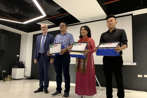 Đại sứ Cộng hòa Liên bang Đức tại Việt Nam Guido Hildner trao giải thưởng cho ba tác giả đoạt giải cao nhất của cuộc thi. (Ảnh: Nguyễn Đức/Vietnam+)