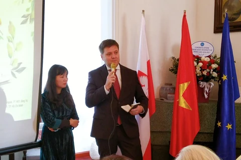 Đại sứ Ba Lan tại Việt Nam giới thiệu cuốn sách ngày 4/12. (Ảnh: Minh Thu/Vietnam+)