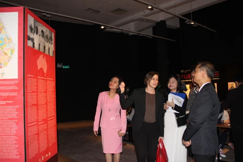 Các đại biểu tham quan triển lãm. Đây là hoạt động ý nghĩa tăng cường hiểu biết lẫn nhau giữa Việt Nam và Australia. (Ảnh: Minh Thu/Vietnam+)