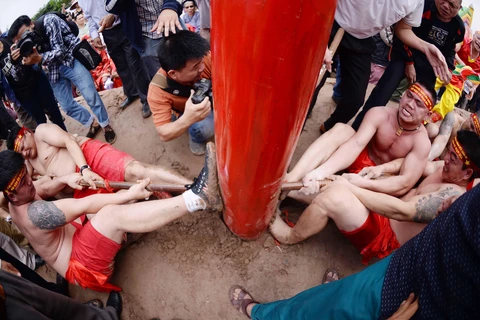 Nghi lễ kéo co ngồi tại đền Trấn Vũ, Long Biên, Hà Nội. (Ảnh: CCH)