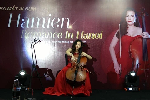 Nghệ sỹ Hà Miên biểu diễn tại lễ ra mắt album. (Ảnh: Minh Thu/Vietnam+)