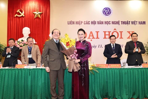 Đại diện Liên hiệp các Hội Văn học Nghệ thuật Việt Nam tặng hoa Chủ tịch Quốc hội Nguyễn Thị Kim Ngân. (Ảnh: Trọng Đức/TTXVN) 