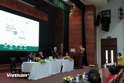 Lương y Nguyễn Hữu Hiệp giới thiệu về cuốn sách trước các sinh viên Học viện Y Dược học Cổ truyền Việt Nam. (Ảnh: Minh Thu/Vietnam+) 