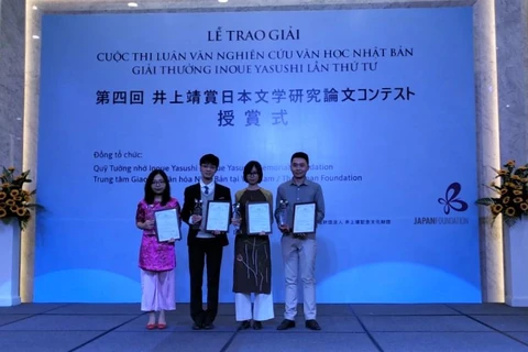 Các tác giả nhận giải thưởng Inoue Yasushi cho các luận văn nghiên cứu của mình. (Ảnh: Minh Thu/Vietnam+)