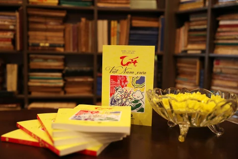 Cuốn sách tập hợp những bài viết của các học giả Việt Nam và Pháp từng đăng trên Tạp chí Đông Dương. (Ảnh: PV/Vietnam+)