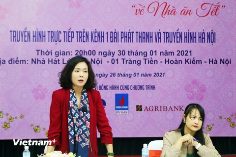 Bà Lê Thị Ánh Mai, phó tổng giám đốc Đài Phát thanh-Truyền hình Hà Nội (trái) và bà Tạ Thị Thanh Ngân, đại diện công ty Deco Nam Việt, tại buổi họp báo. (Ảnh: Minh Thu/Vietnam+)
