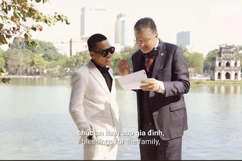 MV được quay ở nhiều địa điểm nổi tiếng như Hồ Gươm, Nhà thờ lớn Hà Nội, Bưu điện Thành phố Hồ Chí Minh. (Ảnh cắt từ clip)