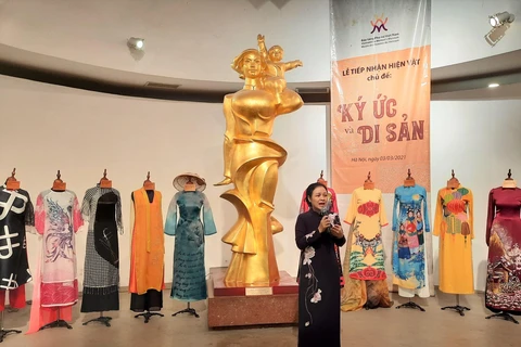 Đại sứ Nguyễn Phương Nga trao tặng những chiếc áo dài của mình cho Bảo tàng phụ nữ. (Ảnh: Minh Thu/Vietnam+)