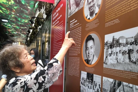 Bà Đỗ Hồng Phấn kể lại những kỷ niệm trong phong trào học sinh yêu nước. (Ảnh: Minh Thu/Vietnam+)