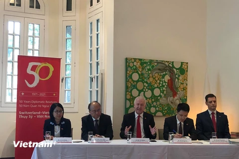 Đại sứ (giữa) phát biểu tại cuộc họp báo giới thiệu các hoạt động kỷ niệm 50 năm thiết lập quan hệ ngoại giao hai nước. (Ảnh: PV/Vietnam+)