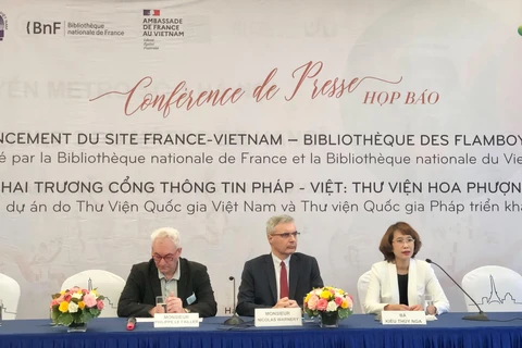 Đại sứ Pháp (giữa) chia sẻ về thư viện số trong buổi họp báo. (Ảnh: Minh Thu/Vietnam+)