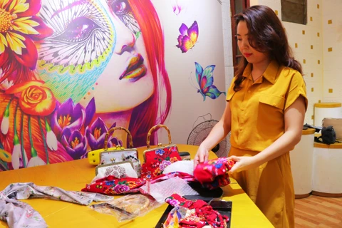 Nhà thiết kế Lily Hoàng tái chế vải cũ thành túi xách sang trọng. (Ảnh: Thu Minh/Vietnam+)