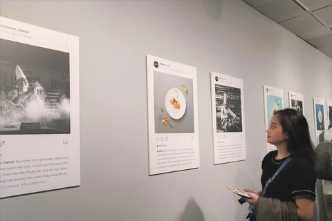 Triển lãm trưng bày những bức ảnh đen trắng của các đầu bếp và ảnh màu chụp các món ăn Pháp trứ danh. (Ảnh: Minh Thu/Vietnam+)
