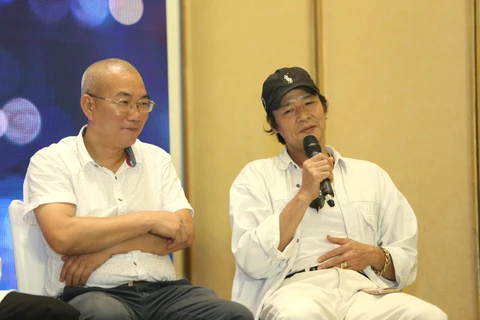 Đạo diễn Nguyễn Danh Dũng và diễn viên Võ Hoài Nam chia sẻ về bộ phim. (Ảnh: VFC)