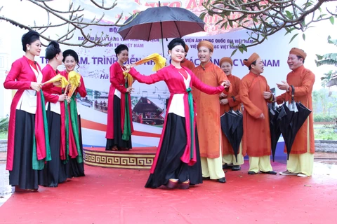 Làn điệu quan họ mở màn triển lãm nhạc cụ các dân tộc do Ban quản lý Làng Văn hóa-Du lịch các dân tộc Việt Nam phối hợp với Viện Âm nhạc Việt Nam tổ chức. (Ảnh: PV/Vietnam+)