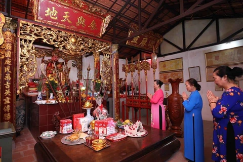 Người dân thành kính trước ban thờ Linh Huệ đại vương tại Nghè Đằng Đông. (Ảnh: PV/Vietnam+)