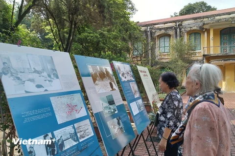 Triển lãm giới thiệu 100 bức ảnh tư liệu về ngày giải phóng miền Nam. (Ảnh: Minh Thu/Vietnam+)