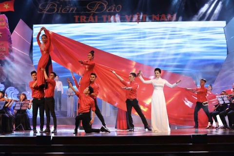 Chương trình nghệ thuật “Biển, đảo - Trái tim Việt Nam” tại Nhà hát Đài Tiếng nói Việt Nam. (Ảnh: Minh Quyết/TTXVN)