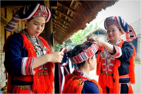 Phụ nữ dân tộc Dao trong trang phục sặc sỡ. (Ảnh: vinaculto.vn)