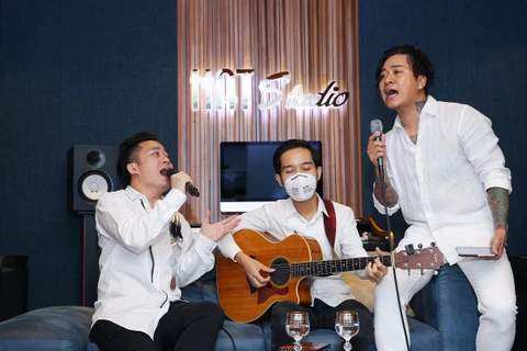 Hai nam ca sỹ Tuấn Hưng và Tùng Dương lần đầu tiên song ca cùng nhau để quyên góp tiền ủng hộ hai địa phương chống dịch. (Ảnh: PV/Vietnam+)