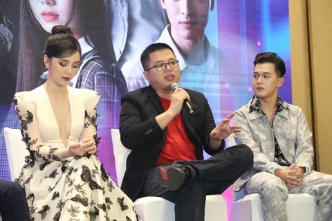 Đạo diễn Bùi Quốc Việt (giữa) chia sẻ về bộ phim "Hãy nói lời yêu" trong lễ ra mắt. (Ảnh: PV/Vietnam+)
