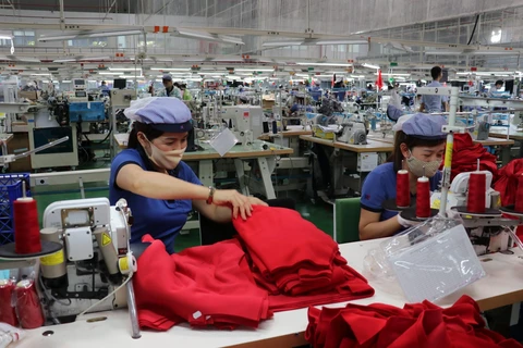 Công nhân tại Khu công nghiệp Bắc Đồng Phú (Bình Phước) sản xuất trong đại dịch. (Ảnh: Dương Chí Tưởng/TTXVN) 