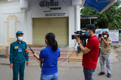 Phóng viên Truyền hình Thông tấn xã Việt Nam tại Đà Nẵng đang tác nghiệp. (Ảnh: Trần Lê Lâm/TTXVN)