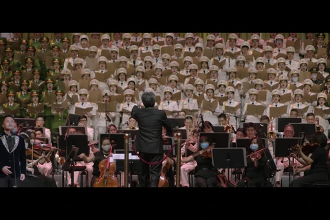 Nhạc trưởng Honna Tetsuji và Dàn nhạc Giao hưởng Quốc gia Việt Nam. (Ảnh trong phim)