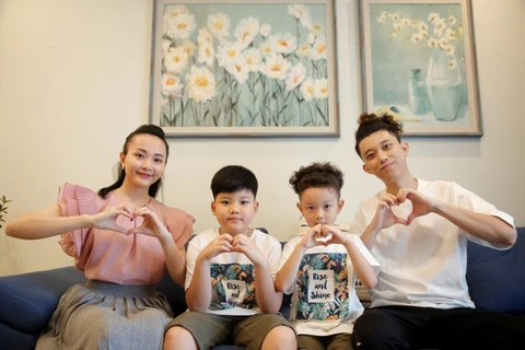Gia đình ca sỹ Quang Minh (thành viên nhóm Oplus). (Ảnh: VTV)