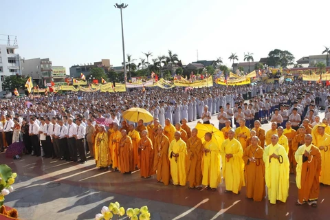 Tăng ni, Phật tử tham dự lễ Phật đản tại Quảng Trị. (Ảnh: Hồ Cầu/TTXVN)