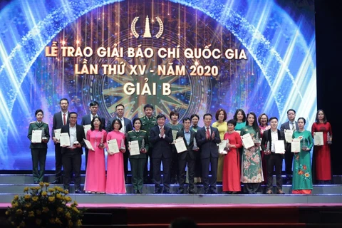 Các tác giả được vinh danh tại Giải Báo chí Quốc gia lần thứ XV. (Ảnh: Hoàng Đạt/Vietnam+)
