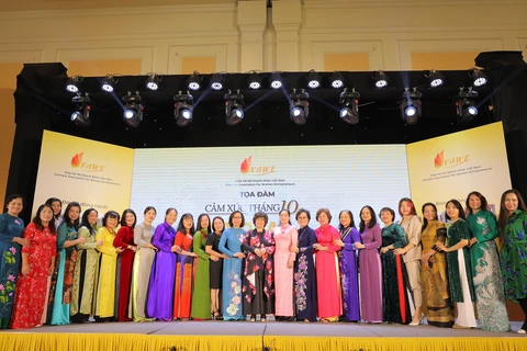 Bà Thái Hương, Chủ tịch Hội đồng Chiến lược Tập đoàn TH (giữa) và các thành viên Hiệp hội Nữ doanh nhân Việt Nam. (Ảnh: PV/Vietnam+)