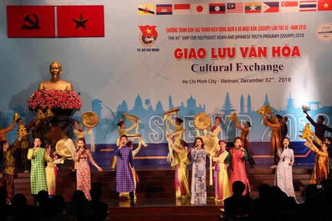 Tiết mục văn nghệ đặc sắc của Việt Nam tại chương trình giao lưu văn hóa giữa đại biểu Tàu Thanh niên Đông Nam Á và Nhật Bản. (Ảnh: Xuân Dự/TTXVN)