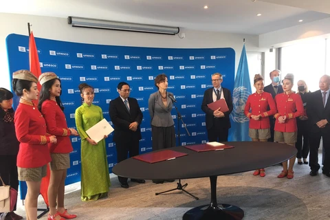 Thủ tướng Phạm Minh Chính chứng kiến lễ ký Thỏa thuận hợp tác giữa UNESCO và Tập đoàn SOVICO trong việc thúc đẩy mạng lưới các thành phố sáng tạo và phát triển du lịch bền vững tại Việt Nam. (Ảnh: UNESCO)