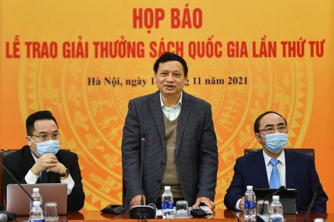 Ông Hoàng Phong Hà, Phó chủ tịch thường trực Hội Xuất bản Việt Nam, tổng kết sơ lược về giải thưởng. (Ảnh: PV/Vietnam+)