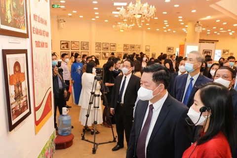 Ông Nguyễn Trọng Nghĩa, Bí thư Trung ương Đảng, Trưởng Ban Tuyên giáo Trung ương cùng các đại biểu tham quan triển lãm. (Ảnh: Thanh Tùng/TTXVN)