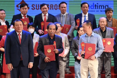 Nhà thơ Nguyễn Quang Thiều, Chủ tịch Hội Nhà văn Việt Nam (giữa) nhận giải thưởng Sách Quốc gia. (Ảnh: Hội xuất bản)