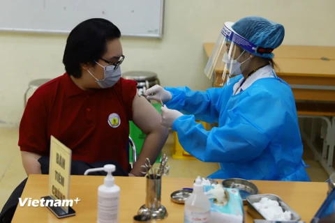 Học sinh THPT ở Hà Nội bắt đầu được tiêm vaccine ngừa COVID-19