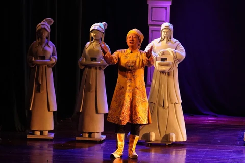 Cảnh trong vở kịch nói "Làm vua" vừa giành huy chương Vàng tại Liên hoan kịch nói toàn quốc. (Ảnh: Minh Giang/Vietnam+)