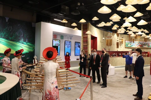 Các đại biểu tham quan Nhà triển lãm Việt Nam tại Expo 2020 Dubai. (Ảnh: Cục Hợp tác quốc tế) 