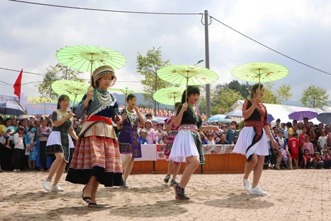 Giao lưu biểu diễn văn nghệ tại không gian văn hóa của đồng bào dân tộc Mông trong Ngày Tết Độc lập. (Ảnh: Quý Trung/TTXVN)