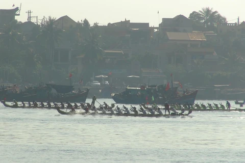 Lễ hội đua thuyền truyền thống trên sông Nhật Lệ. (Ảnh: Đức Thọ/TTXVN)
