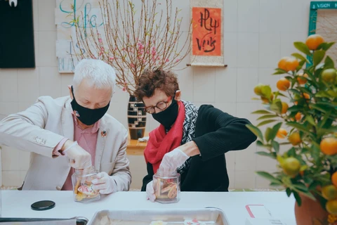 Đại sứ Thụy Sỹ Ivo Sieber (trái) và Đại sứ Na Uy Grete Lochen làm bánh quy tại Hope Box. (Ảnh chụp màn hình)