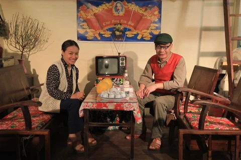 Hai nghệ sỹ Đức Khuê và Tú Oanh tái hiện thời bao cấp trong chương trình "Lịch Vạn Xuân." (Ảnh: VTV)