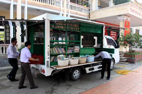 Các cán bộ thư viện tỉnh Thái Bình chuẩn bị mang hàng nghìn đầu sách đến với các em học sinh. (Ảnh: Thế Duyệt/TTXVN)