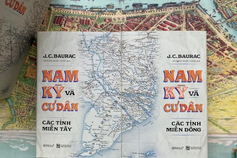 Hai cuốn sách ghép lại tạo thành bản đồ hoàn chỉnh vùng đất miền Nam thế kỷ 19. (Ảnh: PV/Vietnam+)