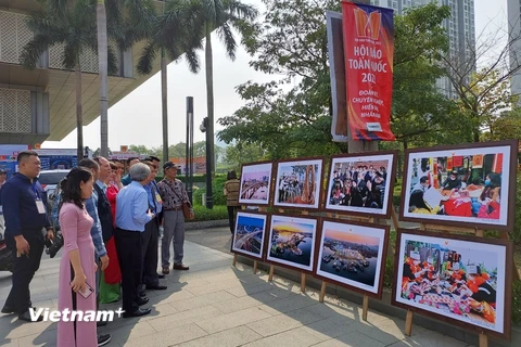Một Việt Nam đầy sức sống trong triển lãm ảnh 'Những nẻo đường Xuân'