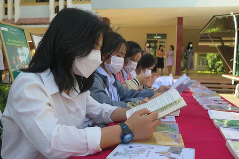 Học sinh trường Phổ thông dân tộc nội trú tỉnh Kon Tum tham dự Ngày sách và Văn hóa đọc Việt Nam tỉnh Kon Tum. (Ảnh: Dư Toán/TTXVN)
