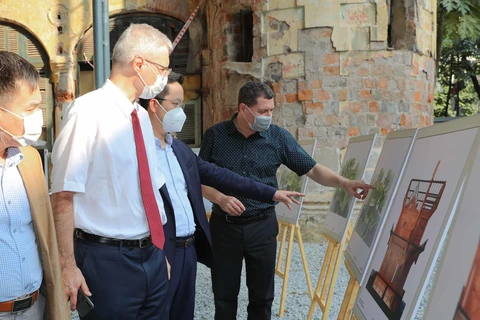 Đại sứ Pháp tại Việt Nam, ông Nicolas Warnery tại trưng bày giới thiệu dự án "Hồi sinh một di sản kiến trúc Pháp" nhằm lấy ý kiến các chuyên gia về bảo tồn biệt thự số 49 phố Trần Hưng Đạo, Hà Nội. (Ảnh: Thanh Tùng/TTXVN) 